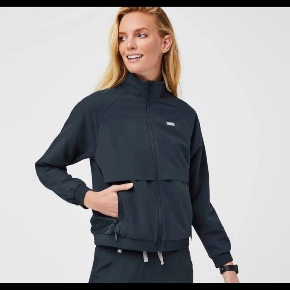 FIGS SYDNEY Dark Harbor 
Performance Scrub Jacket